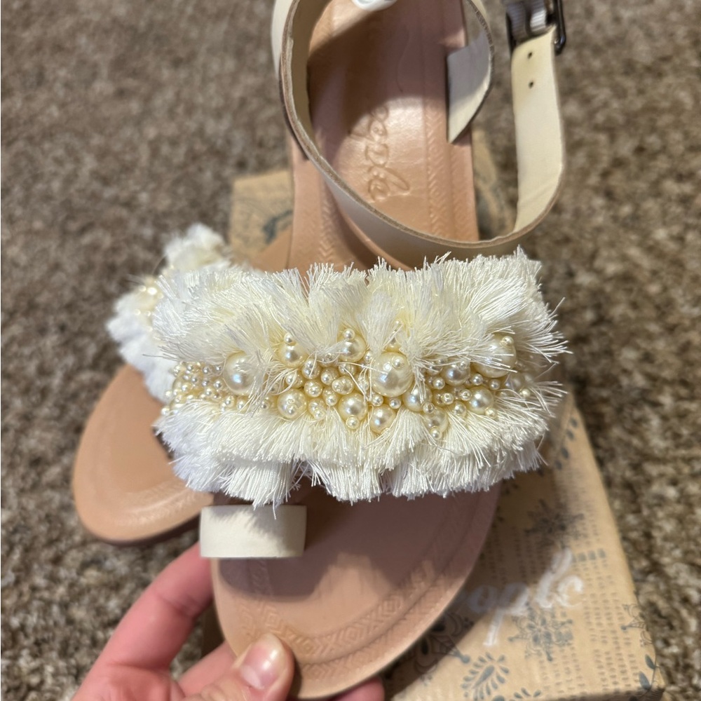 Free People Sun Peaks Embellished Sandals Buckle Closure Ivory EU 39- US 8.5 NEW - Picture 5 of 10